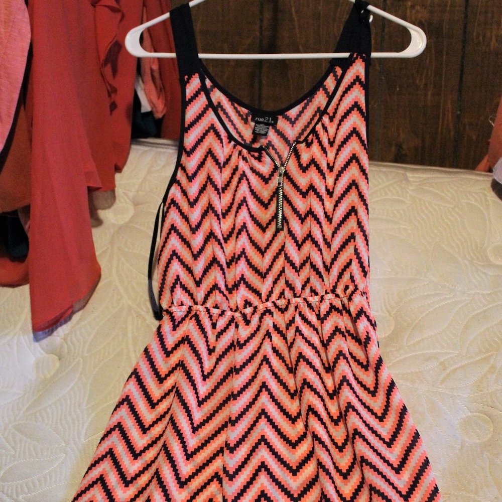 Juniors Sleeveless Chevron Dress